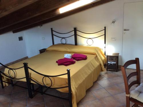 um quarto com uma cama grande e toalhas vermelhas em B&B Gente di Mare em Taormina