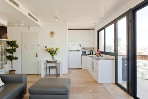Kjøkken eller kjøkkenkrok på Luxury Duplex, sea view 2min to beach parking