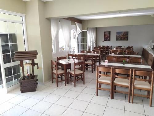 A restaurant or other place to eat at Adriani Inn