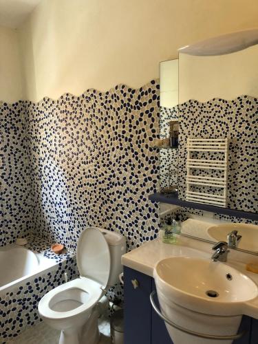 une salle de bain avec toilettes et lavabo dans l'établissement La Teze, au Castellet