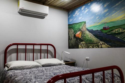 - une chambre avec un lit orné d'une peinture murale dans l'établissement Hotel La Estacion, à Creel