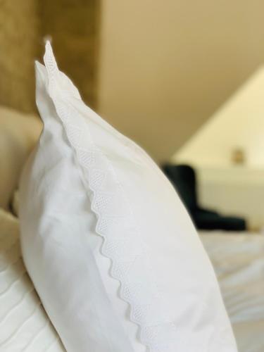 uma almofada branca sentada em cima de uma cama em Zitoun em Nieuwpoort