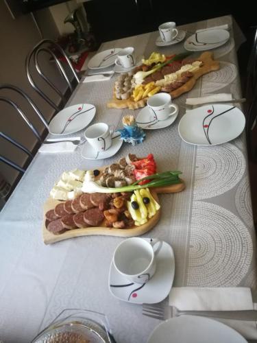 un tavolo con sopra dei piatti di cibo di Pensiunea Nituca a Moisei