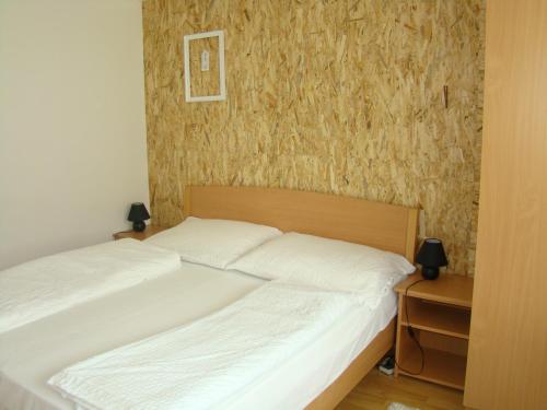 ein Schlafzimmer mit einem Bett und einem Nachttisch mit zwei Lampen in der Unterkunft Ubytovanie Kubik 473 in Liptovský Mikuláš