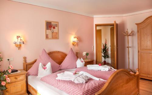 sypialnia z łóżkiem z ręcznikami w obiekcie Ferienwohnung Cornelia w mieście Bad Birnbach