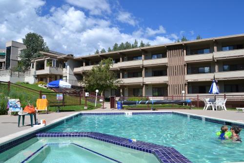 Πισίνα στο ή κοντά στο Pokolodi Lodge