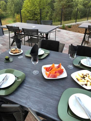 un tavolo con piatti di bicchieri da cibo e da vino di B&B Villa Dolina Plitvice a Laghi di Plitvice