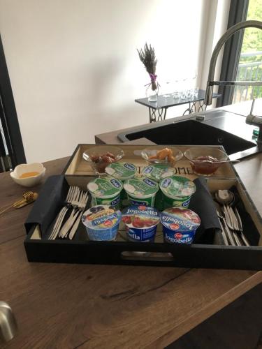 un vassoio con tazze di cibo su un tavolo di B&B Villa Dolina Plitvice a Laghi di Plitvice