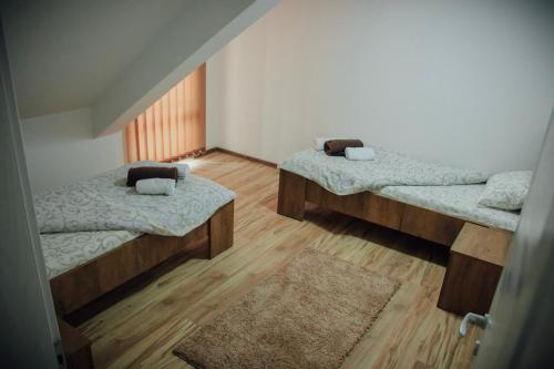 Un pat sau paturi într-o cameră la APARTMAN PERLA