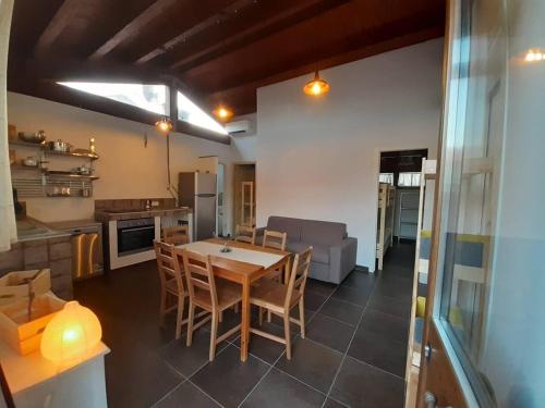 a kitchen and dining room with a table and chairs at Una piccola casa al mare in San Domino