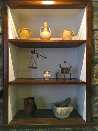 a shelf with pottery and a scale at KATOQI - Casa turistica nel Parco del Pollino - Basilicata in San Paolo Albanese