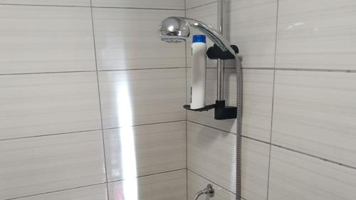 a shower with a blow dryer in a bathroom at Guesthouse Shtini in Fshat