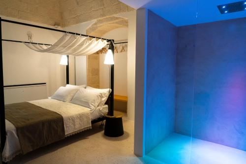 um quarto com uma cama num quarto azul em Donna Domenica Boutique Suites em Polignano a Mare