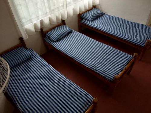 Ένα ή περισσότερα κρεβάτια σε δωμάτιο στο Highland Inn Hotel