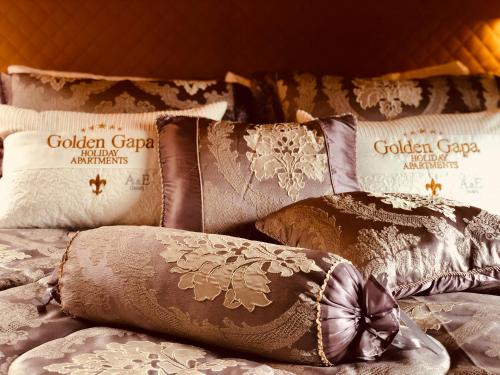 Cama o camas de una habitación en Golden GaPa Penthouse 1