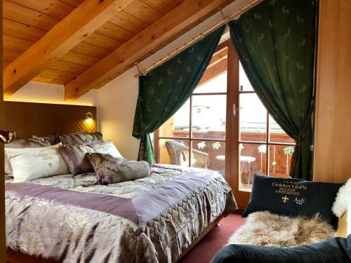 Ein Bett oder Betten in einem Zimmer der Unterkunft Golden GaPa Penthouse 1