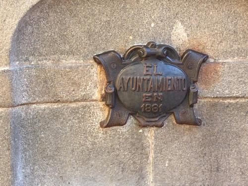 a metal sign on the side of a building at VILLA FUENTES in Caldas de Reis