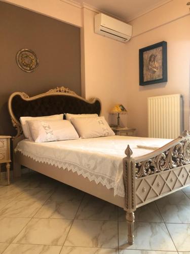 Кровать или кровати в номере Art Suites Mesologgi