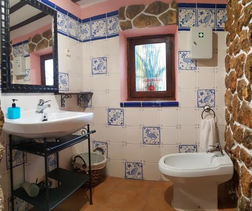 a bathroom with a sink and a toilet at Casa Eloísa in Alarcón