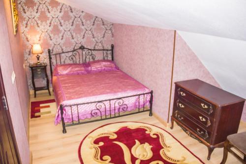 Apartament Sofia في تبليسي: غرفة نوم صغيرة بها سرير وخزانة ملابس
