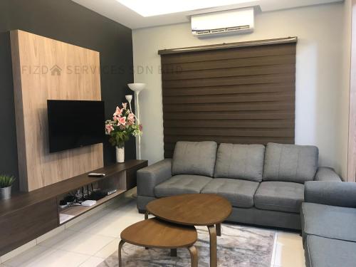 ein Wohnzimmer mit einem Sofa und einem Tisch in der Unterkunft Cozy Apartment @ Hospital Sungai Buloh in Sungai Buloh