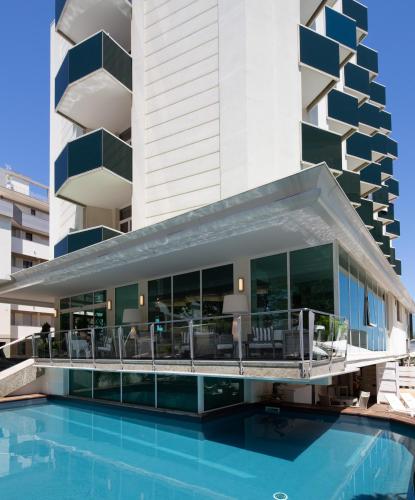 Bazén v ubytování Best Western Maison B Hotel nebo v jeho okolí