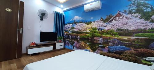 ein Schlafzimmer mit einem Wandbild eines Gartens in der Unterkunft SƠN HÀ Motel in Haiphong
