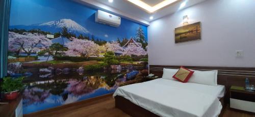 1 dormitorio con una pintura en la pared en SƠN HÀ Motel en Hai Phong