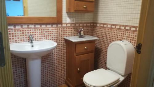 ラ・イルエラにあるVFT El Castilloのバスルーム(トイレ、洗面台付)