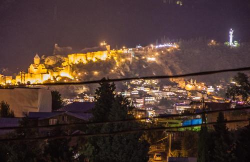Una imagen general de la montaña o una montaña tomada desde el departamento