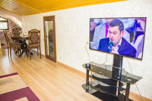 Televizorius ir (arba) pramogų centras apgyvendinimo įstaigoje Apartament Sofia