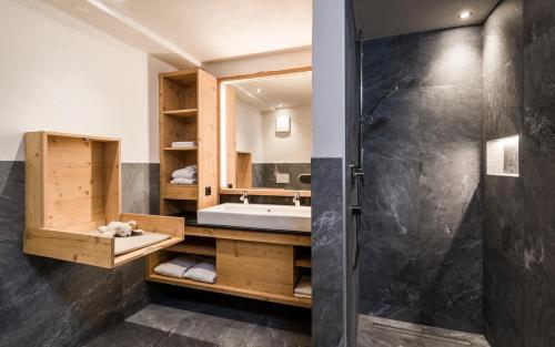 uma casa de banho com um chuveiro e um lavatório. em Family Home Alpenhof em Maranza