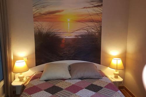 sypialnia z łóżkiem z 2 poduszkami i obrazem w obiekcie Logement, classé 3 étoiles, de 42 m2 tout confort en campagne pour un couple w mieście Cahuzac-sur-Vère