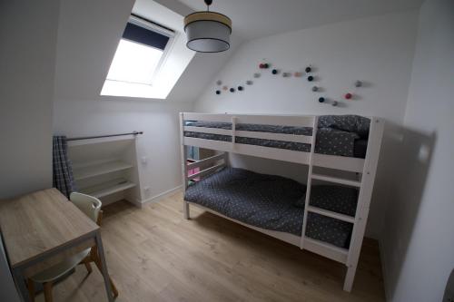 Poschodová posteľ alebo postele v izbe v ubytovaní L'Abri-cottage