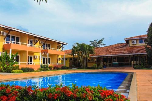 a swimming pool in front of a house at Hotel Uirapuru in Goianesia do Para