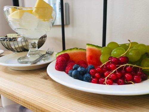 a plate of fruit on top of a table at Konditorei Mandl in Bruck an der Mur