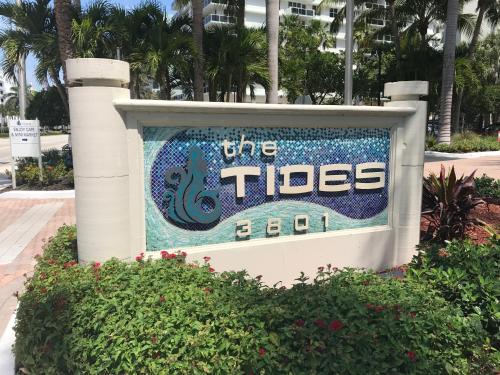 Sijil, anugerah, tanda atau dokumen lain yang dipamerkan di The Tides Miami