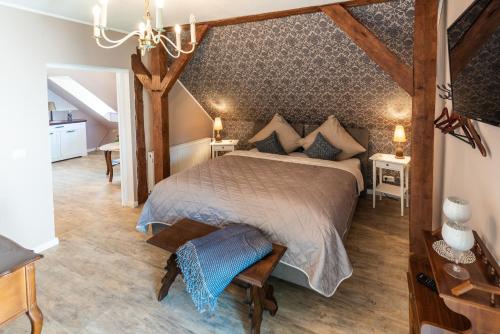 ein Schlafzimmer mit einem großen Bett in einem Zimmer in der Unterkunft Pension Schneiderstübchen Hambergen in Hambergen
