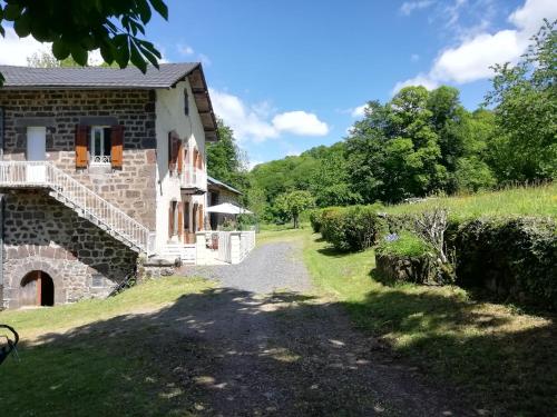 - une vue sur la maison depuis l'allée dans l'établissement Maison à la campagne au cœur du Cantal dept 15, à Marmanhac