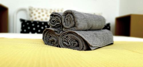 sterta ręczników na łóżku w obiekcie CityBrejk Zaporoska Wrocław we Wrocławiu