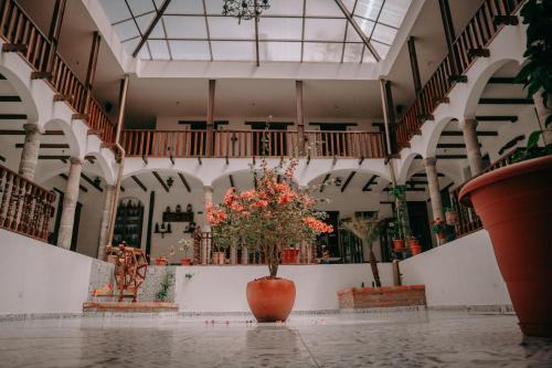 un jarrón grande con flores en medio de un edificio en Hotel Casa Alquimia, en Quito