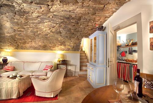 sala de estar con sofá y mesa en Romantic House en Greve in Chianti