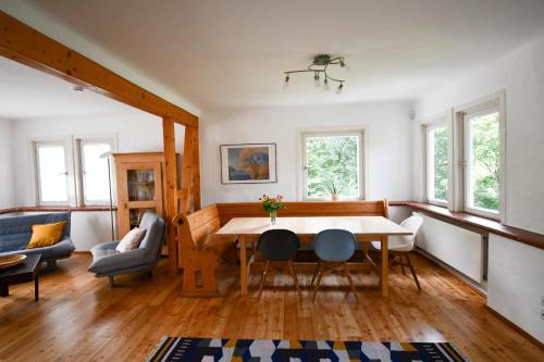 - une salle à manger avec une table et des chaises dans l'établissement Villa Sophie, à Bad Herrenalb