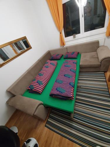 un soggiorno con divano e cuscini sopra di Apartman Lux Doboj a Doboj