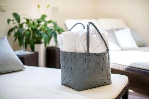 um cesto de toalhas sentado numa mesa em Hotel Karl Müller em Cochem