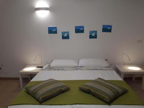 1 cama con 2 almohadas en una habitación en Monolocale Santa Caterina, en Santa Caterina di Nardò