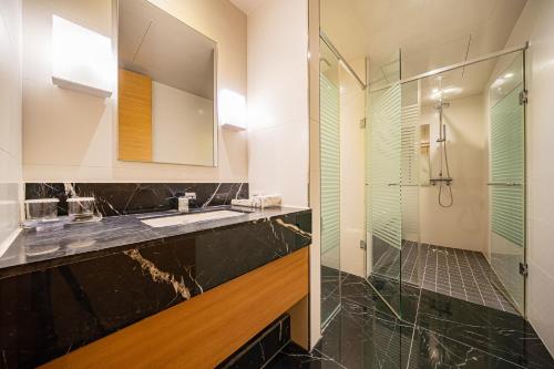 A bathroom at Benikea Hotel Bizinn