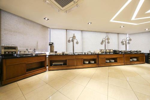 a large room with a buffetasteryasteryasteryasteryasteryasteryasteryasteryasteryastery at Benikea Hotel Bizinn in Wonju