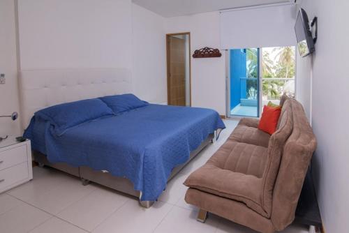 1 dormitorio con 1 cama y 1 silla en Hermoso Apartamento Frente al Mar 2 Habitaciones PAZ127, en Coveñas
