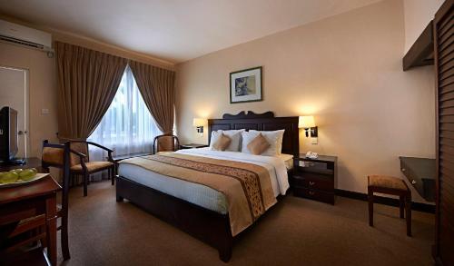 Кровать или кровати в номере Berjaya Hotel Colombo